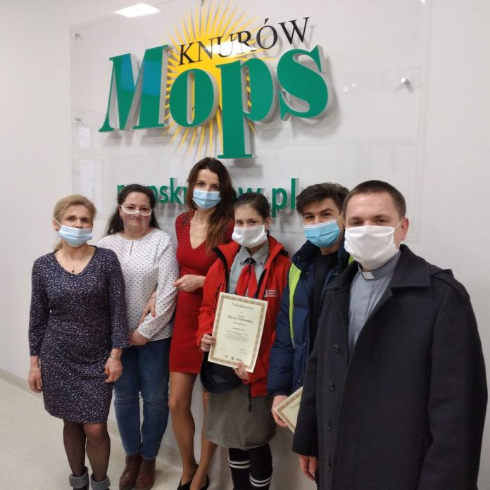 Knurów Dyrekcja MOPS wręczyła podziękowania dla młodzieży, która była